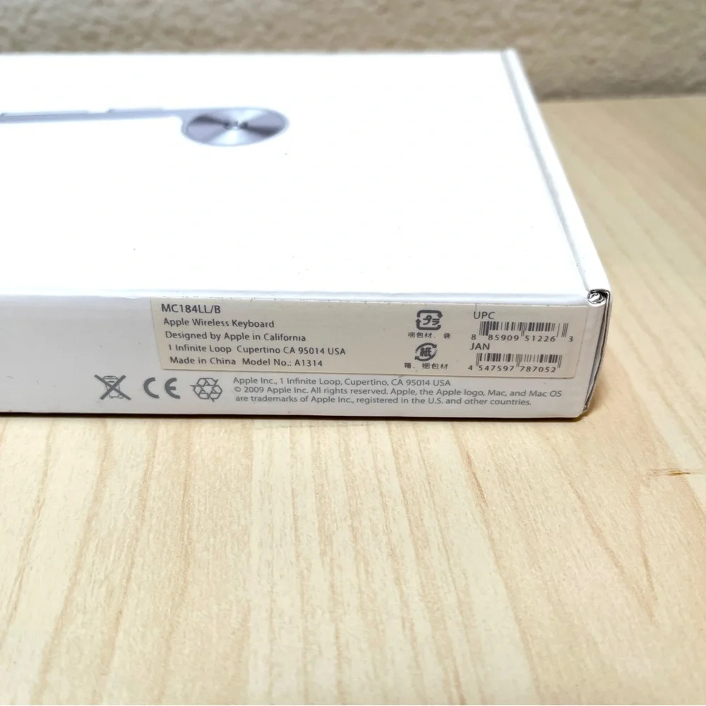 Apple KeyBoard Wireless. Bluetooth. Uses 2 AA Batteries. EUC. White & Silver